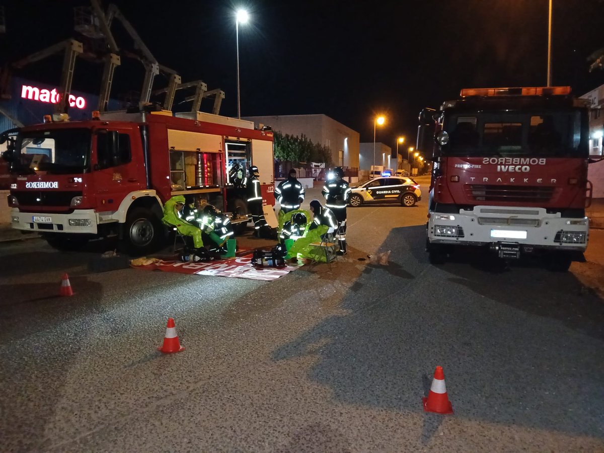 BomberosDip_VLL's tweet photo. ⚠️ Intervenimos por un incidente con un vehículo que transportaba varias mercancías peligrosas en el Polígono de La Mora.

📍 El vehículo sufrió una fuga en uno de sus recipientes.

🚒 Detectamos y tratamos la fuga, gestionando la situación junto con la empresa responsable.

Cuatro dotaciones trabajaron en la intervención.
