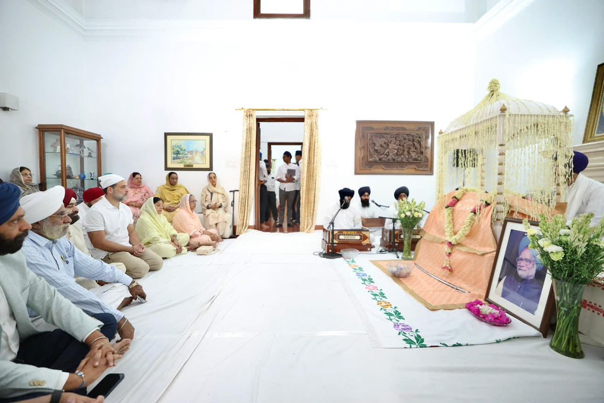 CongressSevadal's tweet photo. पूर्व प्रधानमंत्री डॉ. मनमोहन सिंह जी की 94वीं जयंती पर CPP चेयरपर्सन श्रीमती सोनिया गांधी जी एवं नेता प्रतिपक्ष श्री @RahulGandhi जी ने उन्हें श्रद्धापूर्वक नमन किया।

राष्ट्र निर्माण में उनका अमूल्य योगदान और उनकी गरिमामयी विरासत सदैव स्मरणीय रहेगी🙏 https://t.co/FmvLZrAFzQ
