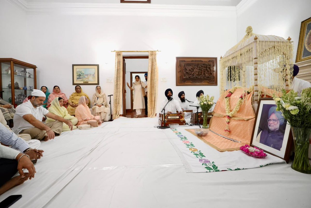 CongressSevadal's tweet photo. पूर्व प्रधानमंत्री डॉ. मनमोहन सिंह जी की 94वीं जयंती पर CPP चेयरपर्सन श्रीमती सोनिया गांधी जी एवं नेता प्रतिपक्ष श्री @RahulGandhi जी ने उन्हें श्रद्धापूर्वक नमन किया।

राष्ट्र निर्माण में उनका अमूल्य योगदान और उनकी गरिमामयी विरासत सदैव स्मरणीय रहेगी🙏 https://t.co/FmvLZrAFzQ
