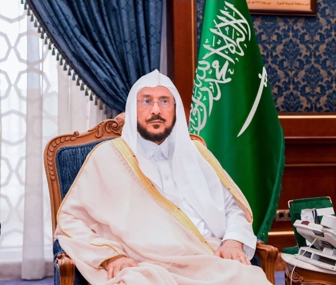 HShehuddeen's tweet photo. *"جمعية الحكمة الخيرية بسيريلانكا تُشيد بكلمات معالي وزير الشؤون الإسلامية تجاه حماة الوطن البواسل"*

تُثمن جمعية الحكمة الخيرية بسيريلانكا عاليًا الكلمات الصادقة والمشاعر النبيلة التي عبّر عنها معالي وزير الشؤون الإسلامية والدعوة والإرشاد، الشيخ الدكتور عبد اللطيف بن عبد العزيز آل الشيخ حفظه الله، تجاه الجنود البواسل ورجال الأمن وحماة الوطن المرابطين على الثغور والحدود.

إنها كلماتٌ ملؤها الفخر والاعتزاز، والعرفان والامتنان، صدرت من قلبٍ يقدّر تضحيات أبطال الوطن، ويستشعر عِظم ما يقومون به من واجب عظيم في حماية أمن المملكة واستقرارها ومقدراتها، لتصل إلى حماة الوطن ودروعه الأوفياء تقديرًا وإجلالًا لما يبذلونه من جهود وتضحيات.

وتتقدم جمعية الحكمة الخيرية بسيريلانكا بخالص الشكر والتقدير لمعالي الوزير على هذه الكلمة الضافية والمشاعر الجياشة، التي تجسد الوفاء لأبطال القوات المسلحة ورجال الأمن والمرابطين في مختلف الميادين والثغور، وتؤكد مكانة هذه الفئة العزيزة وما تحظى به من تقدير وعناية.

ولا شك أن هذا التوجيه الكريم يعكس ما توليه القيادة الرشيدة والجهات المعنية في المملكة من رعاية واهتمام برجال الأمن والجنود المرابطين، كما يجسد الرسالة السامية لوزارة الشؤون الإسلامية في تعزيز قيم الوطنية، والتضحية، والمسؤولية، والوفاء لمن يسهرون على أمن الوطن وسلامة أبنائه.

ونسأل الله تعالى أن يحفظ المملكة العربية السعودية، ويديم عليها نعمة الأمن والإيمان والوحدة والاستقرار، ويحفظ خادم الحرمين الشريفين الملك سلمان بن عبد العزيز آل سعود، وسمو ولي عهده الأمين رئيس مجلس الوزراء الأمير محمد بن سلمان بن عبد العزيز آل سعود، وأن يحفظ جنودها البواسل ورجال أمنها وجميع المرابطين على حدودها وثغورها.

اللهم احفظ المملكة العربية السعودية وأرضها وشعبها وقيادتها من كل سوء ومكروه، ومن أراد بها وبأمنها واستقرارها سوءًا فرد كيده في نحره، واجعل تدبيره تدميرًا عليه، واكفِ بلادنا شر الأشرار وكيد الفجار، واحفظ بلاد المسلمين من الفتن والمحن والعدوان.

اللهم من أراد بالمملكة العربية السعودية أو بحرماتها ومقدساتها وأمنها بسوء، فأشغله بنفسه، واجعل كيده في نحره، ورد عدوانه عنه، وأرنا في كل معتدٍ باغٍ قدرتك وعدلك، واكفِ بلادنا شره بما شئت وكيف شئت، إنك على كل شيء قدير.

محمد حسن شيخ الدين، مدير جمعية الحكمة الخيرية بسيريلانكا وخريج الجامعة الإسلامية بالمدينة المنورة)

#الجنود_البواسل_هم_حماة_الوطن_السعودي_الغالي_بعد_الله
#الجنود_السلماني_درع_حصين_للسعودية_المباركة
#كلمة_معالي_وزير_الشؤون_الإسلامية_غاية_الروعة_والله