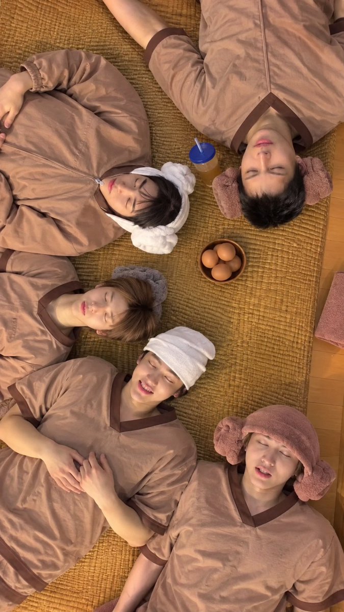 Wbenddkfl1's tweet photo. 지금 대부분이 미자일 때 가져와야 하는 자컨

1. 교복 입고 찐 학교생활 자컨
2. 엄마 안 잔다 자컨(옛날에 아빠 안 잔다라고 딩고에서 하던거 있는데 엄마 역할로 제임스)
3. 암것도 안 하는 숙소 자컨
4. 다 아직 애기 얼굴 남아있을 때 찜질방 자컨
5. 엄앤안 19살 됐을 때 찍는 졸업사진 자컨 https://t.co/7uBPqDFaE5