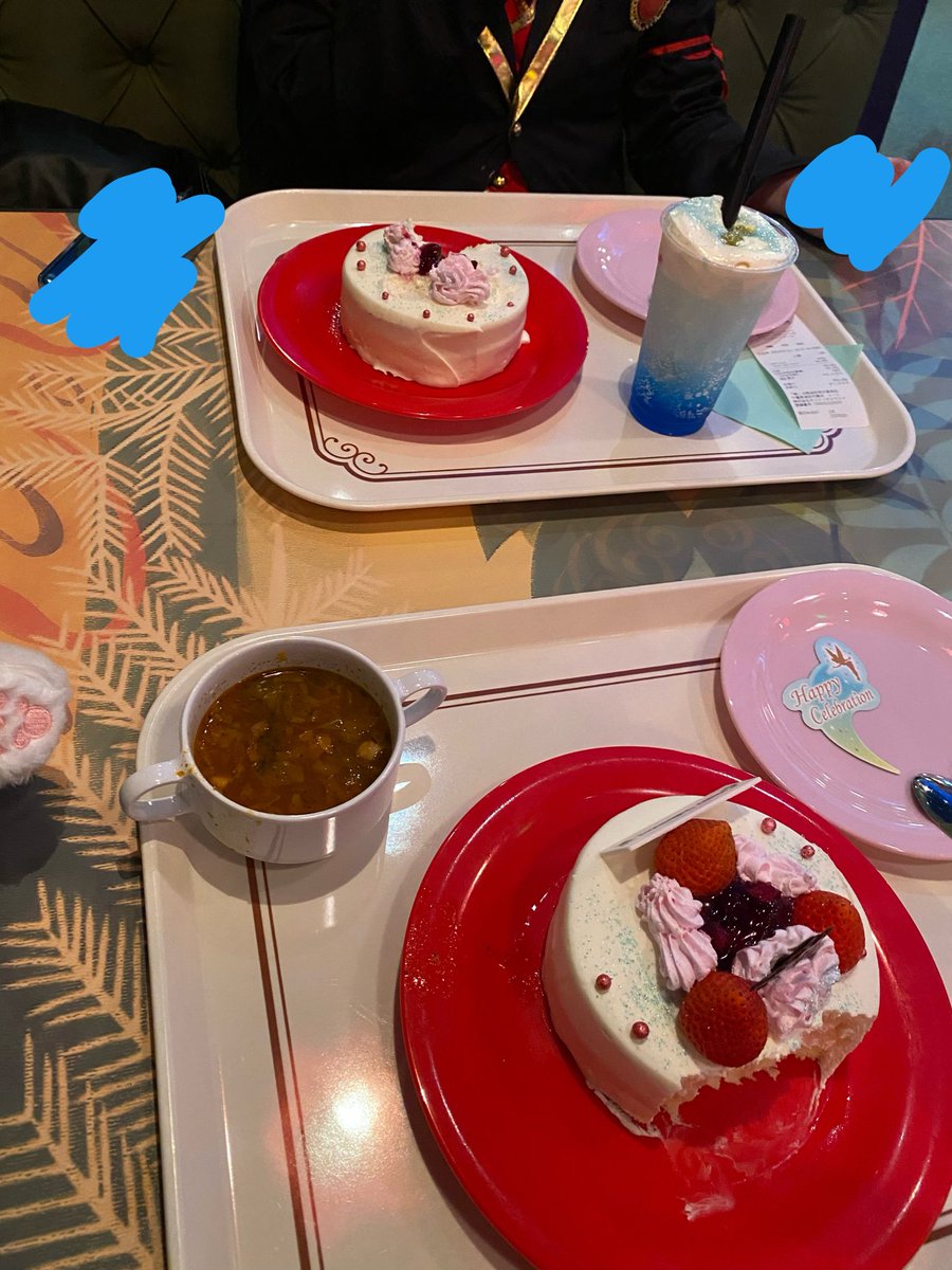 T__ok_i's tweet photo. 一休みティータイム中〜
2人ともホールケーキを喰らう https://t.co/tmAlEZ9SVV