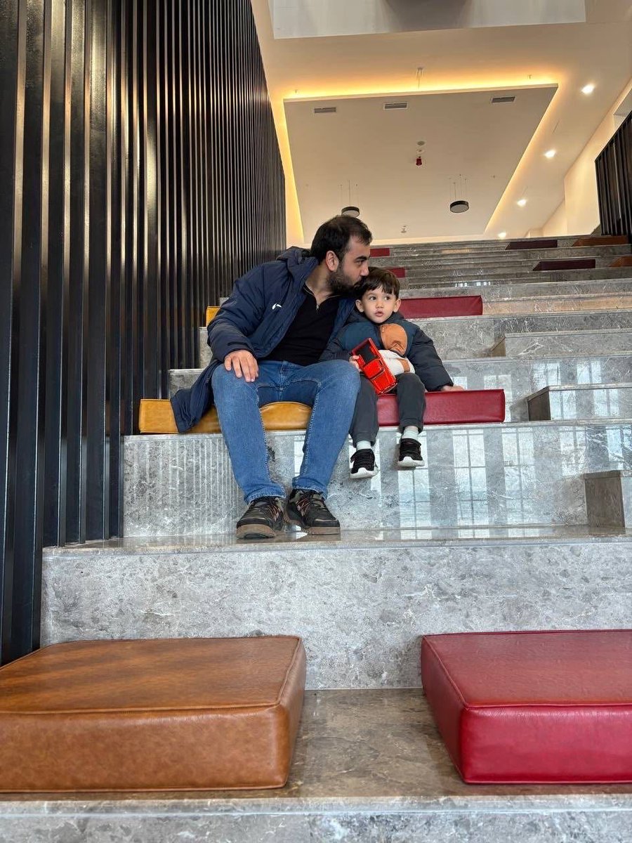 Saliha2707's tweet photo. Binlerce fedakar öğretmen, bakanlığın plansızlığı yüzünden gözyaşı döküyor. Mazeret illerine hiç kontenjan açılmadığı için aileler ayrı kalıyor. Bu sorunu il emriyle çözmek sizin elinizde. @eczozgurozel @suatozcagdas @alimahir @Yusuf__Tekin #BakanVarGörenYok 🙏🤷‍♂️🥺 https://t.co/moa4c84yxZ