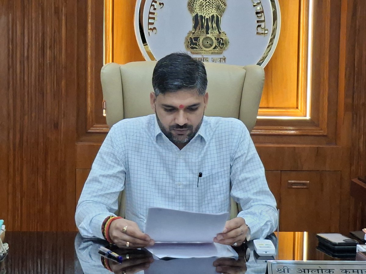 dcjamtara's tweet photo. मतदात��� सूची के विशेष गहन पुनरीक्षण - 2026 के निमित्त आज कार्यालय प्रकोष्ठ में जिले के विभिन्न मान्यता प्राप्त राजनीतिक दलों के प्रतिनिधियों के साथ बैठक कर चल रही सुनवाई प्रक्रिया, आयोग द्वारा घोषित महत्वपूर्ण तिथियों एवं अन्य जरूरी बिंदुओं से अवगत कराया। साथ ही सभी राजनीतिक दलों के प्रतिनिधियों से एसआईआर प्रक्रिया में आवश्यक सहयोग करने एवं सफल बनाने हेतु अपील किया।
#JharkhandSIR
@ceojharkhand
@AlokDubeyIAS 
@prdjharkhand 
@ECISVEEP