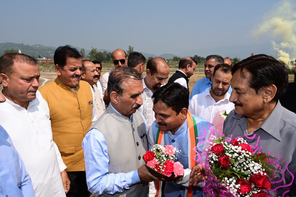 CMOFFICEHP's tweet photo. बल्ह विधानसभा क्षेत्र के ढांगू हेलीपैड पहुंचने पर स्थानीय लोगों एवं पार्टी कार्यकर्ताओं द्वारा मिले स्नेह एवं अपनत्व के लिए हृदय से आभार। 

आप सभी का स्नेह मेरे लिए प्रेरणा का स्रोत है।

- मुख्यमंत्री ठाकुर सुखविन्द्र सिंह सुक्खू https://t.co/wZKdczp1pM