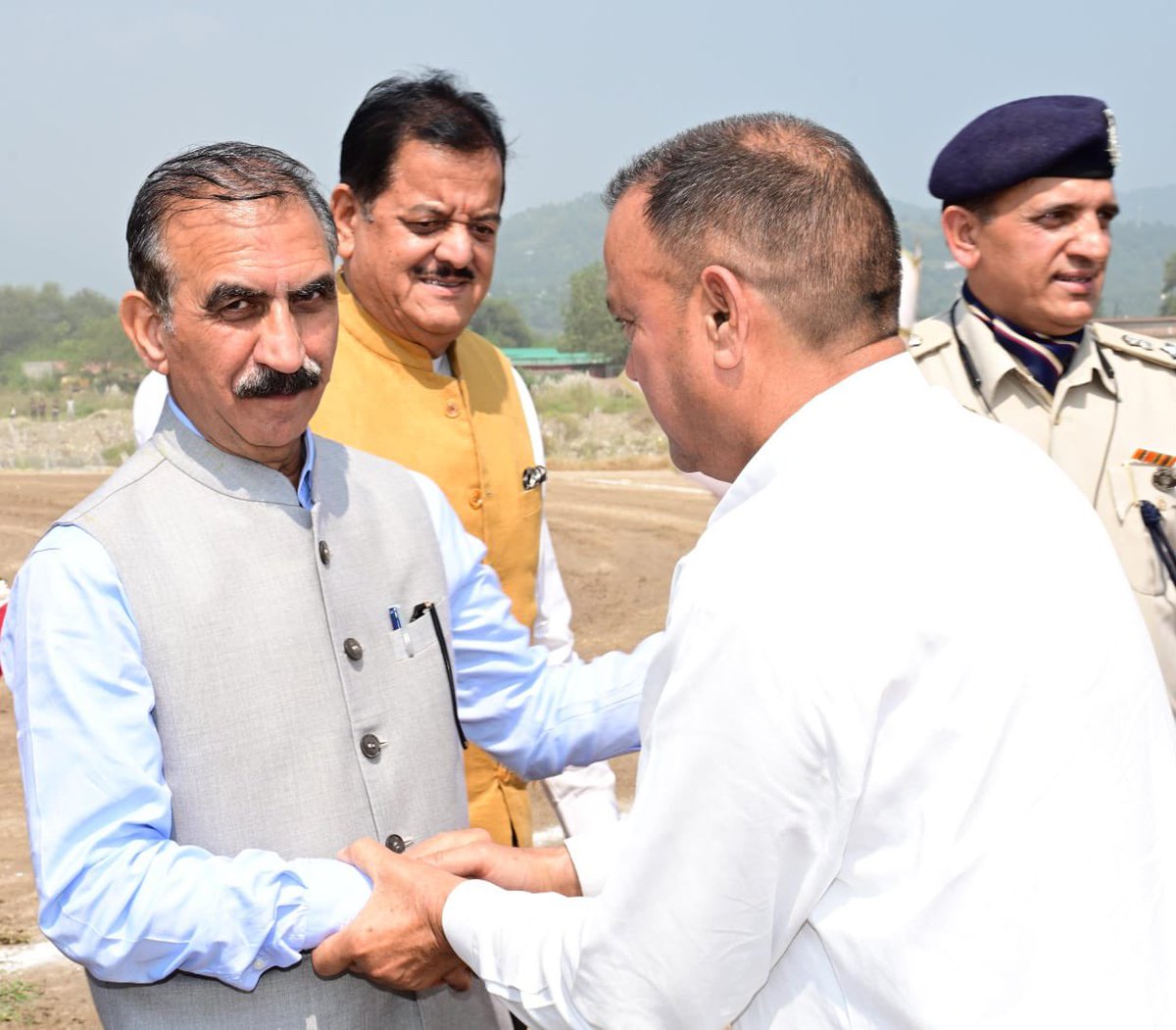 CMOFFICEHP's tweet photo. बल्ह विधानसभा क्षेत्र के ढांगू हेलीपैड पहुंचने पर स्थानीय लोगों एवं पार्टी कार्यकर्ताओं द्वारा मिले स्नेह एवं अपनत्व के लिए हृदय से आभार। 

आप सभी का स्नेह मेरे लिए प्रेरणा का स्रोत है।

- मुख्यमंत्री ठाकुर सुखविन्द्र सिंह सुक्खू https://t.co/wZKdczp1pM