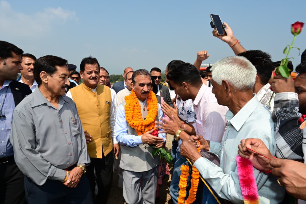 CMOFFICEHP's tweet photo. बल्ह विधानसभा क्षेत्र के ढांगू हेलीपैड पहुंचने पर स्थानीय लोगों एवं पार्टी कार्यकर्ताओं द्वारा मिले स्नेह एवं अपनत्व के लिए हृदय से आभार। 

आप सभी का स्नेह मेरे लिए प्रेरणा का स्रोत है।

- मुख्यमंत्री ठाकुर सुखविन्द्र सिंह सुक्खू https://t.co/wZKdczp1pM