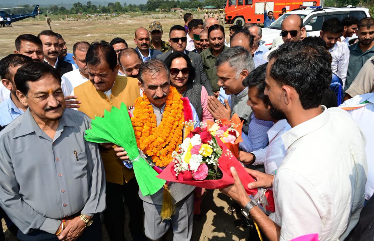 CMOFFICEHP's tweet photo. बल्ह विधानसभा क्षेत्र के ढांगू हेलीपैड पहुंचने पर स्थानीय लोगों एवं पार्टी कार्यकर्ताओं द्वारा मिले स्नेह एवं अपनत्व के लिए हृदय से आभार। 

आप सभी का स्नेह मेरे लिए प्रेरणा का स्रोत है।

- मुख्यमंत्री ठाकुर सुखविन्द्र सिंह सुक्खू https://t.co/wZKdczp1pM
