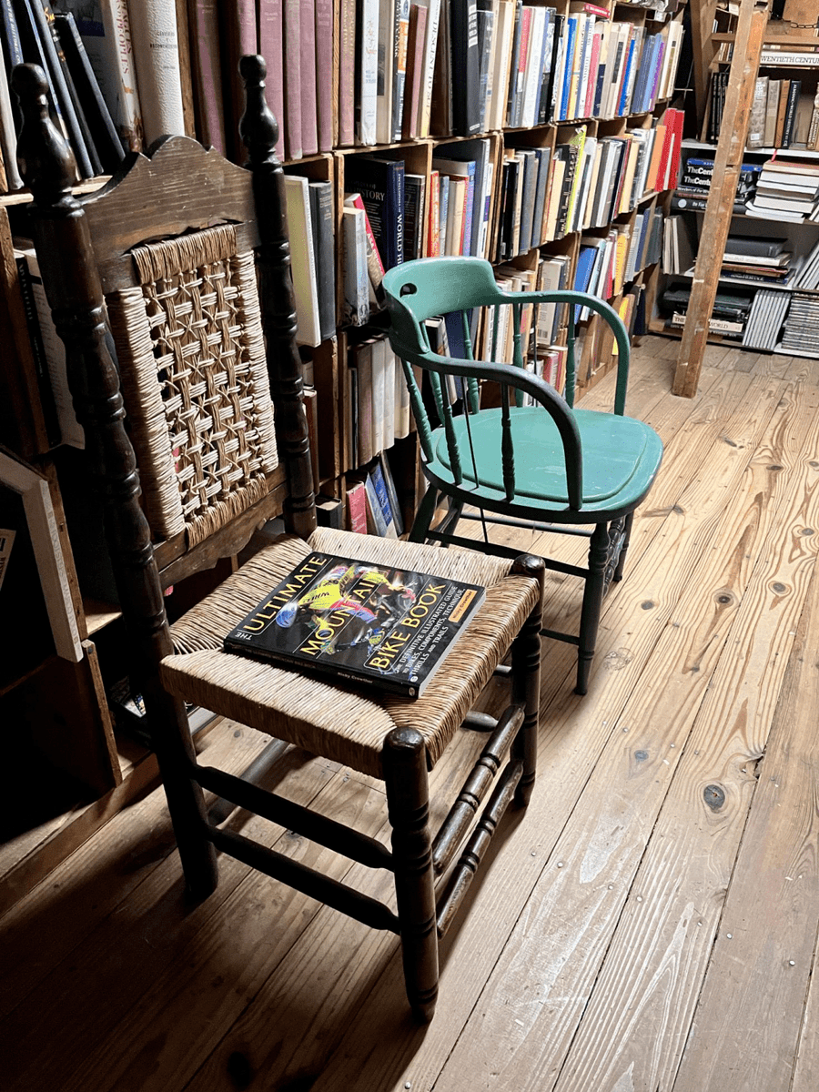 AugustinaGhm's tweet photo. Cleared out my vintage book shelf today! Ditched the dusty unread stuff, kept the paperbacks that spark joy. Small declutter win = huge mood lift https://t.co/7B6TCTh8M4