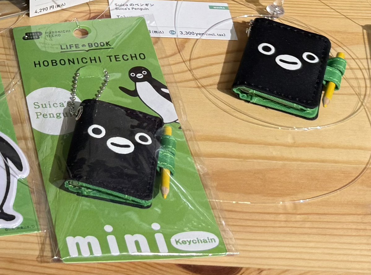 Moku_Ta's tweet photo. ほぼ日Suicaペンギン、とことこ英語版もだけど、miniキーホルダーがまだ残ってるの意外だぁ。手帳と一緒にみんな買ってるのかなと思ってた。
実物かわいいから個人的にはめっちゃおすすめ、在庫ほぼ残っていないなか、今から送料750円かけるならこれも一緒に買うべきだと思う。 https://t.co/9IonK3H63X