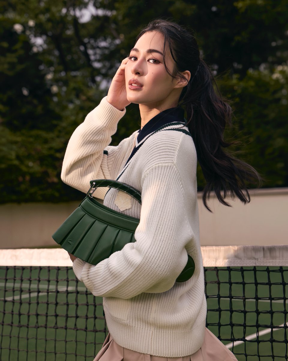 mintmag_th's tweet photo. สวยติดคูล! สาว #หลิงหลิงคอง ร่วมส่งเสน่ห์ไปกับ LACOSTE กับคอลเล็กชั่น Fall Winter 2026 นำ DNA ของแบรนด์มาตีความในสไตล์ Tennis Heritage และ Lifestyle ออกมาเป็นลุคที่โดดเด่น และมั่นใจ 💚

#linglingkwong
#LACOSTE #LACOSTETH
#MintNews https://t.co/71KjArqk34