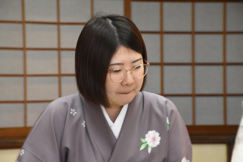 shogi_mobile's tweet photo. 飛龍＠京都＞ヒューリック杯第６期白玲戦七番勝負第４局、▲西山－△福間戦は西山白玲が攻め、辛抱を続けてきた福間女流四冠も大駒のさばきに勝負を懸けました。残り時間はともに１時間を切り、いよいよ終盤戦に入っていきます。 https://t.co/TvngaupXnV