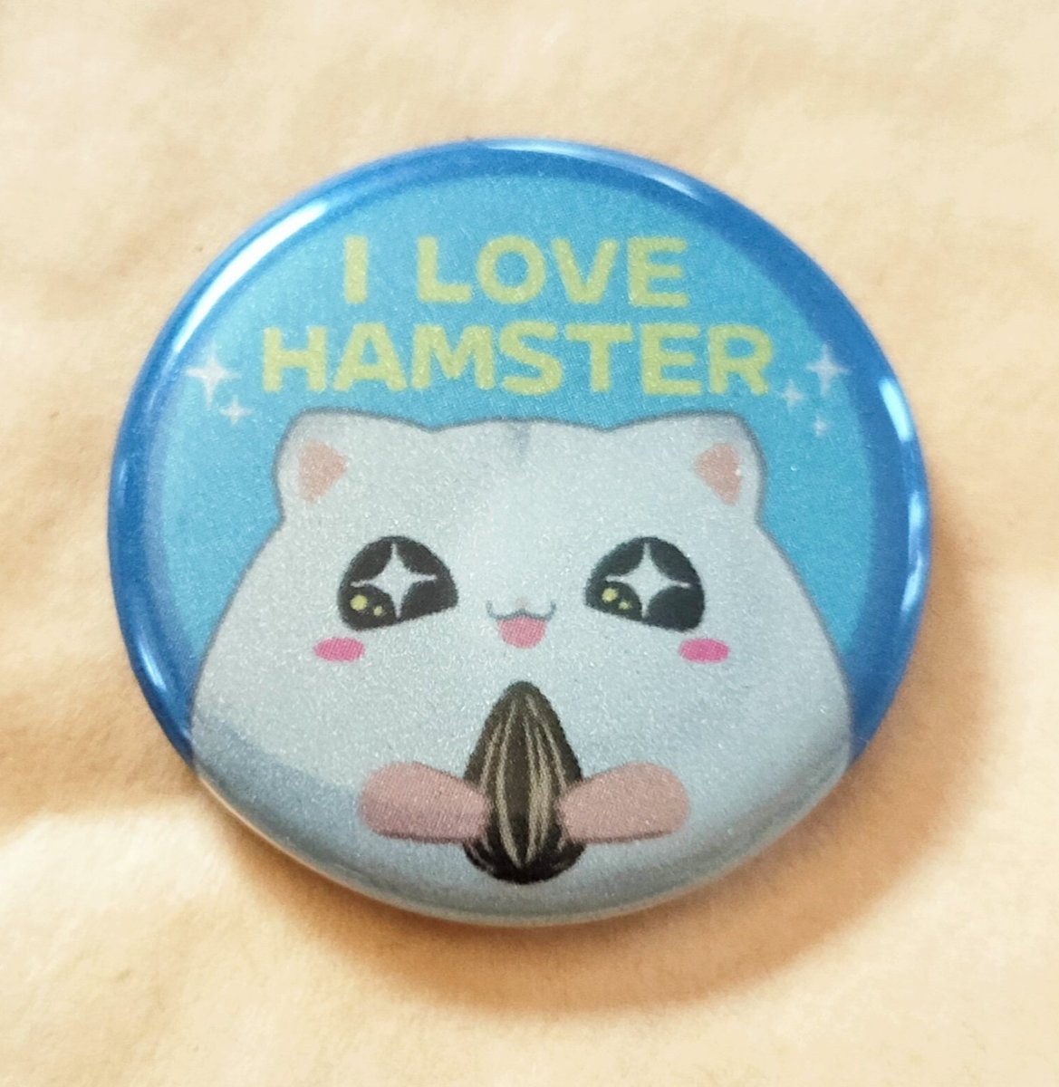 papupipop's tweet photo. @badge_tatsujin 
#缶達で作ってみた 

缶バッジの達人さんで自分用に1つリフレクター缶バッジを作ってみました～！
ライトで反射して光るやつ！
くっきりつやつやキラキラでかわいい✨

暗いところでフラッシュ撮影したら反射してすごかった🤣
おさんぽのお供にします🐹 https://t.co/bdP6z0rZC6
