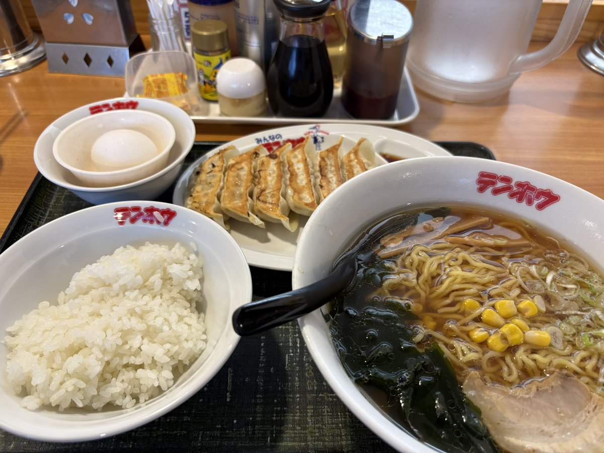 nora_chat's tweet photo. 病み上がりだしお昼はしっかり取ろうと思って無理やり休憩とったけどテンホウのぎょうざランチってこんなに量あったっけ？870円で大丈夫だよね？ https://t.co/5n2qNYQ4zo