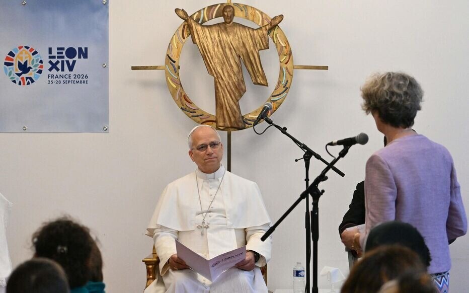 le_Parisien's tweet photo. 🔴 DIRECT | Le pape est arrivé à la Maison Bakhita, une association diocésaine d'accueil des migrants, dans le nord de Paris https://t.co/VNdRHeYqC4 https://t.co/Itc3ZDBm4H