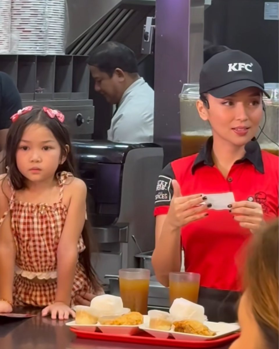 jlonstantwt's tweet photo. ang cuteee kasama si qyona 🥰 https://t.co/aNJhb416yC