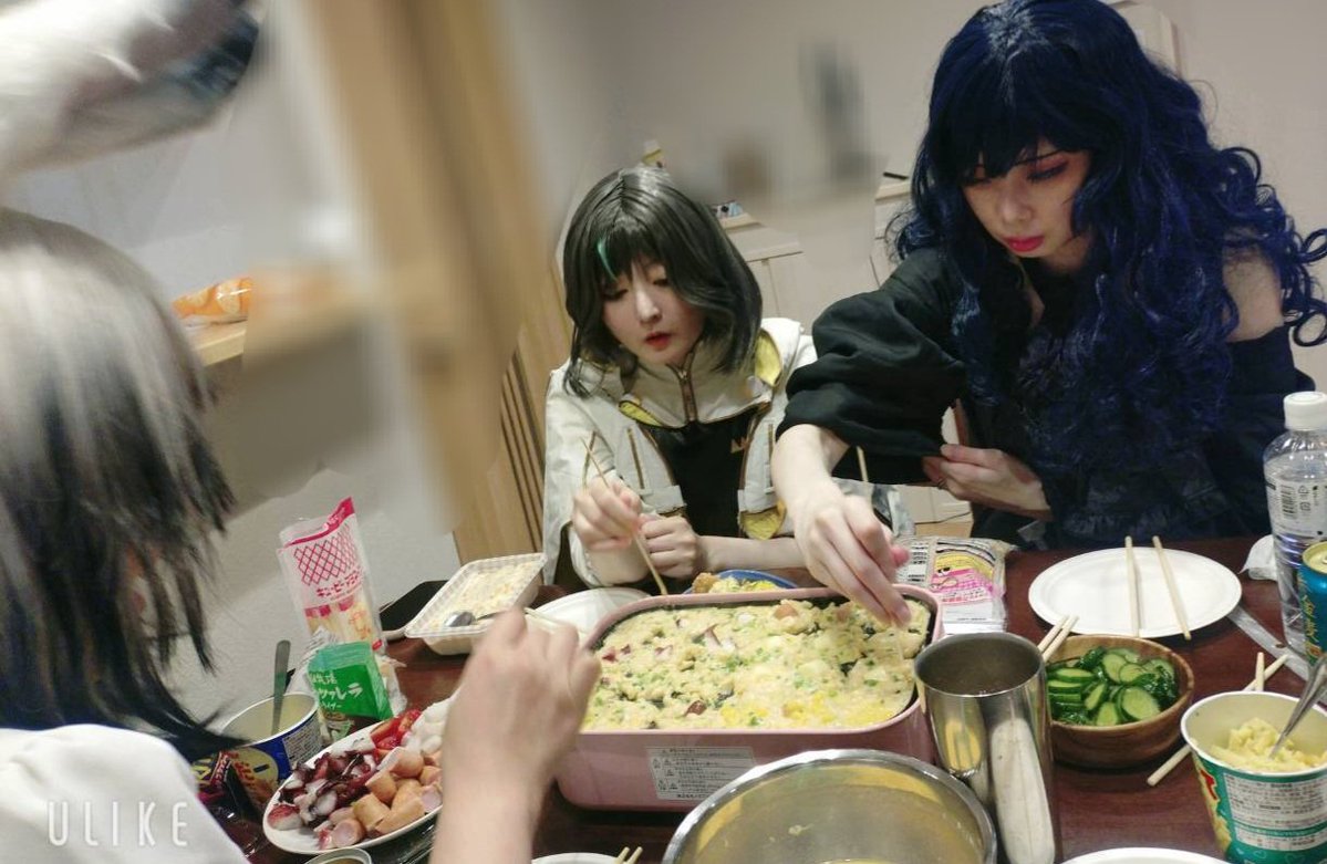 Noire_Neige_'s tweet photo. リーンのためにたこ焼きを焼くガイアと、民のためにたこ焼きを焼くスフェーン様と、すべての料理を作ってくれるうさお君 https://t.co/Enrdy4X7yN