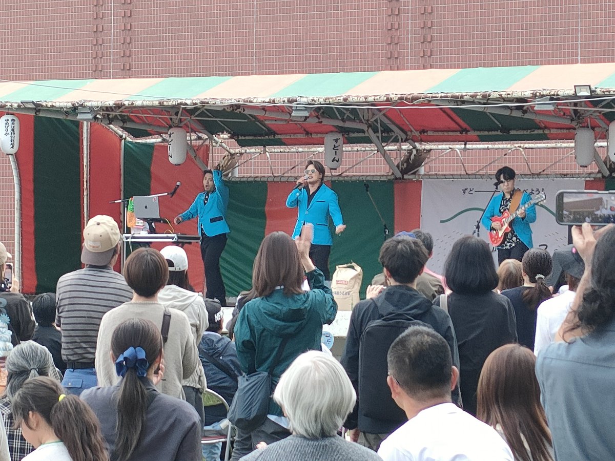 shinkowax's tweet photo. 奈井江のゆめぴりかフェスに行ってきました！ハンバーガーボーイズさんのライブ盛り上がってたよ♪
＃奈井江 ＃ゆめぴりかフェス ＃ハンバーガーボーイズ https://t.co/6ZW7y5sJDu