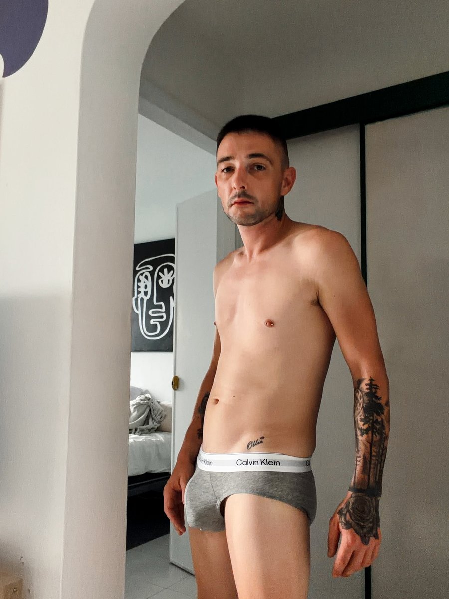 guysinCalvinK's tweet photo. Model: Dec BWC
@Decleeds94 Gorgeous and meaty bulge filling and packing out those tight fitted grey Calvin Klein briefs with white waistband! #calvinkleinboxers #calvinkleinunderwear #bigcock #bulge #hotguys #hugebulge #gayporn #gaysex https://t.co/NhTWjL4z09