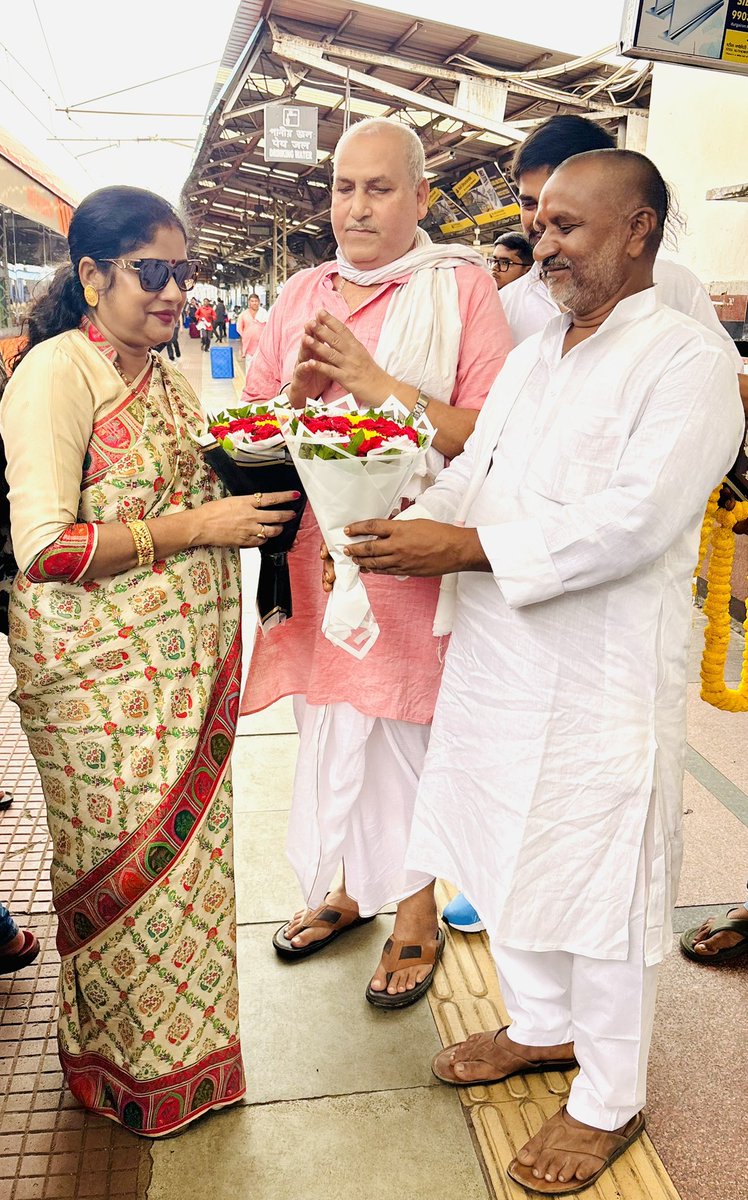 Pinkikushwaha01's tweet photo. आसनसोल रेलवे स्टेशन पर पथुआ निवासी समाजसेवी शम्भू रॉय जी, राहुल रॉय जी एवं दिनेश जी द्वारा माँ दुर्गा की प्रतिमा एवं पुष्पगुच्छ भेंट कर आत्मीय सम्मान एवं स्वागत किया गया।
आप सभी के इस अपार स्नेह, सम्मान और अपनत्व के लिए हृदय की गहराइयों से आभार एवं धन्यवाद। 🙏🌸 https://t.co/dQ81JQPITX
