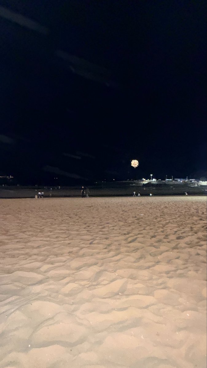 zzuging_'s tweet photo. 다들 밤바다 보면서 조개구이 먹는 낭만 하나 쯤은 갖고 살잖앙🧑🏻‍🩰💕🧑🏻‍🩰 https://t.co/wnm3y8VZjB