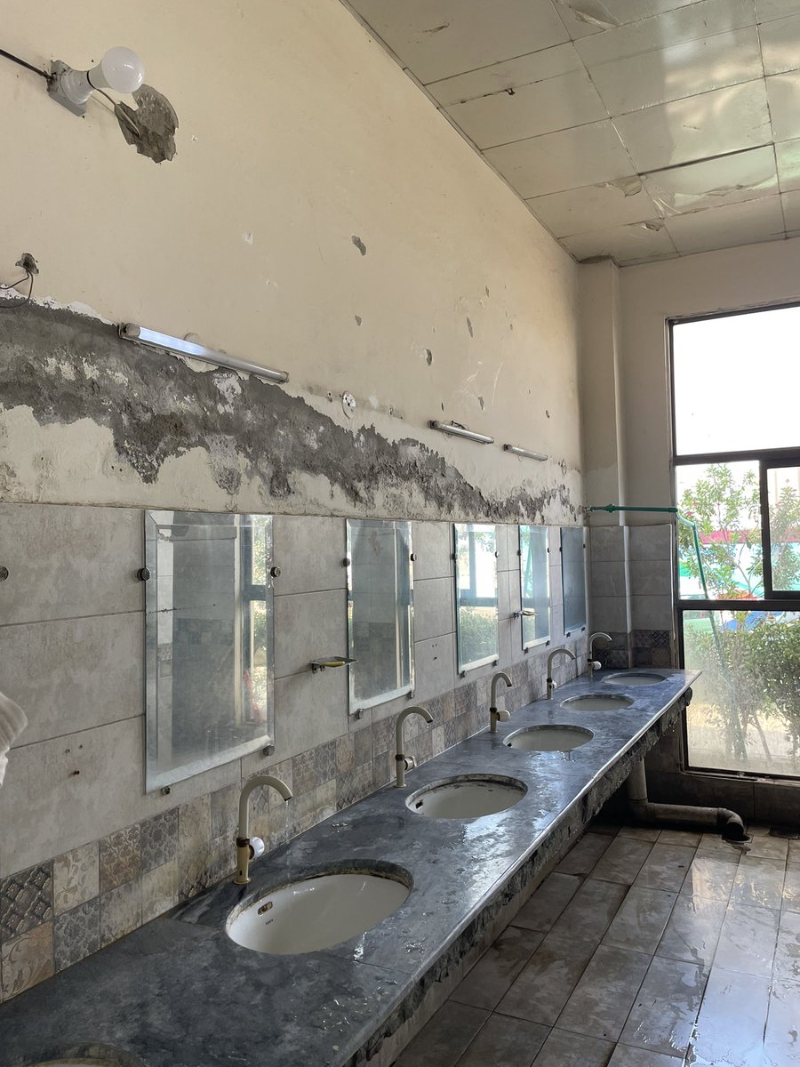 Wolf_Beast1996's tweet photo. 1/3
Extremely disappointing and poorly maintained service area. The washrooms were dirty, unhygienic, with broken ceilingpanels &amp; damaged fixtures. The entire area clearly lacks proper cleaning and maintenance.
#RajanaServiceArea
@NHMPofficial, @MaryamNSharif  &amp; @GovtofPunjabPK https://t.co/9A5DTEJ3jO