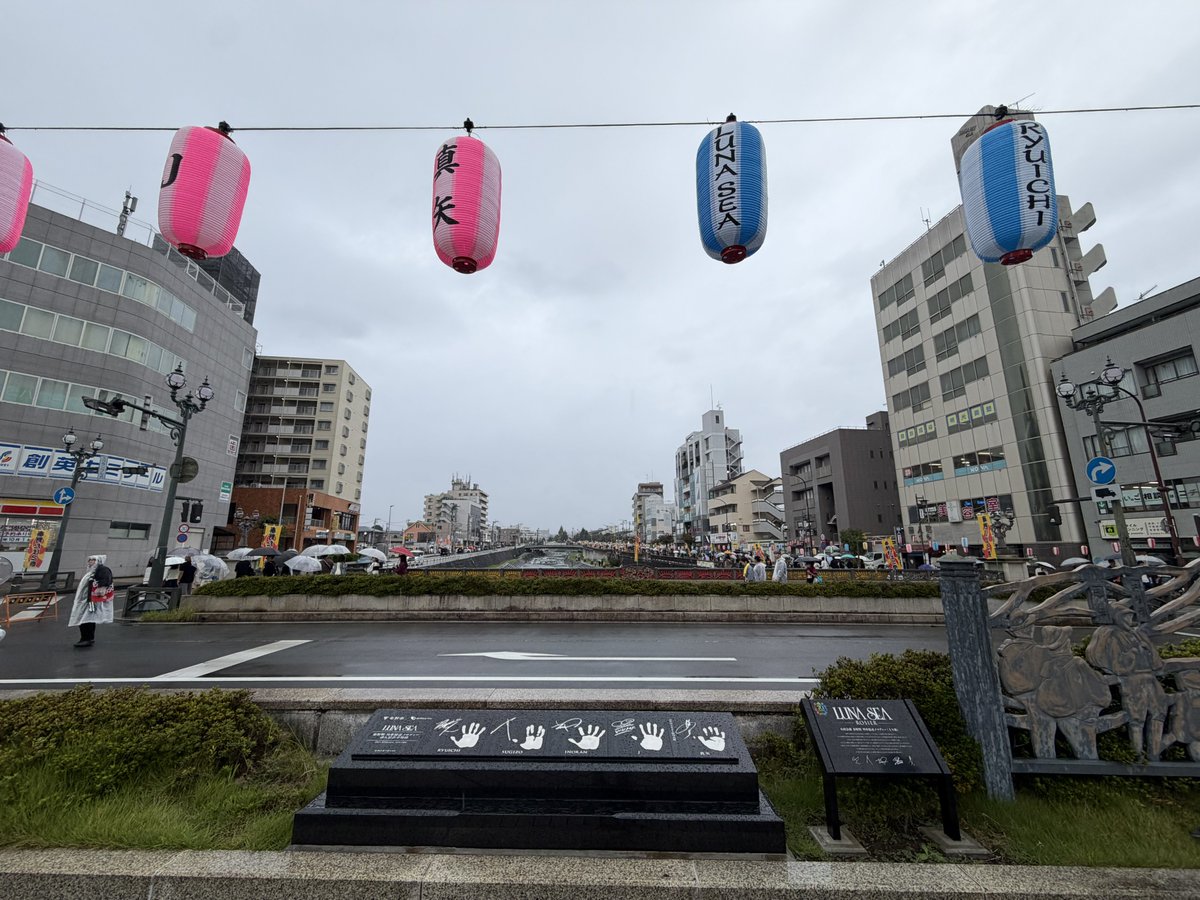 machiryu12345's tweet photo. 秦野
たばこ祭り

今年も、来ました✨

何故か
真矢さんの提灯が異様に
揺れている、、、
来てるのかな😆✨

焼き鳥も美味しく頂きました🙏
石黒彩さんもいらっしゃり
店番忙しくやっていました
華奢で美しかった🤩✨

にしても、
雨☔が凄い🥹

#真矢
#たばこ祭り
#秦野
#秦野たばこ祭り https://t.co/x4BoTEQkYd
