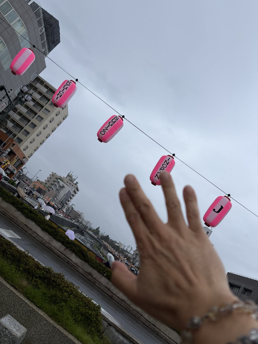 machiryu12345's tweet photo. 秦野
たばこ祭り

今年も、来ました✨

何故か
真矢さんの提灯が異様に
揺れている、、、
来てるのかな😆✨

焼き鳥も美味しく頂きました🙏
石黒彩さんもいらっしゃり
店番忙しくやっていました
華奢で美しかった🤩✨

にしても、
雨☔が凄い🥹

#真矢
#たばこ祭り
#秦野
#秦野たばこ祭り https://t.co/x4BoTEQkYd