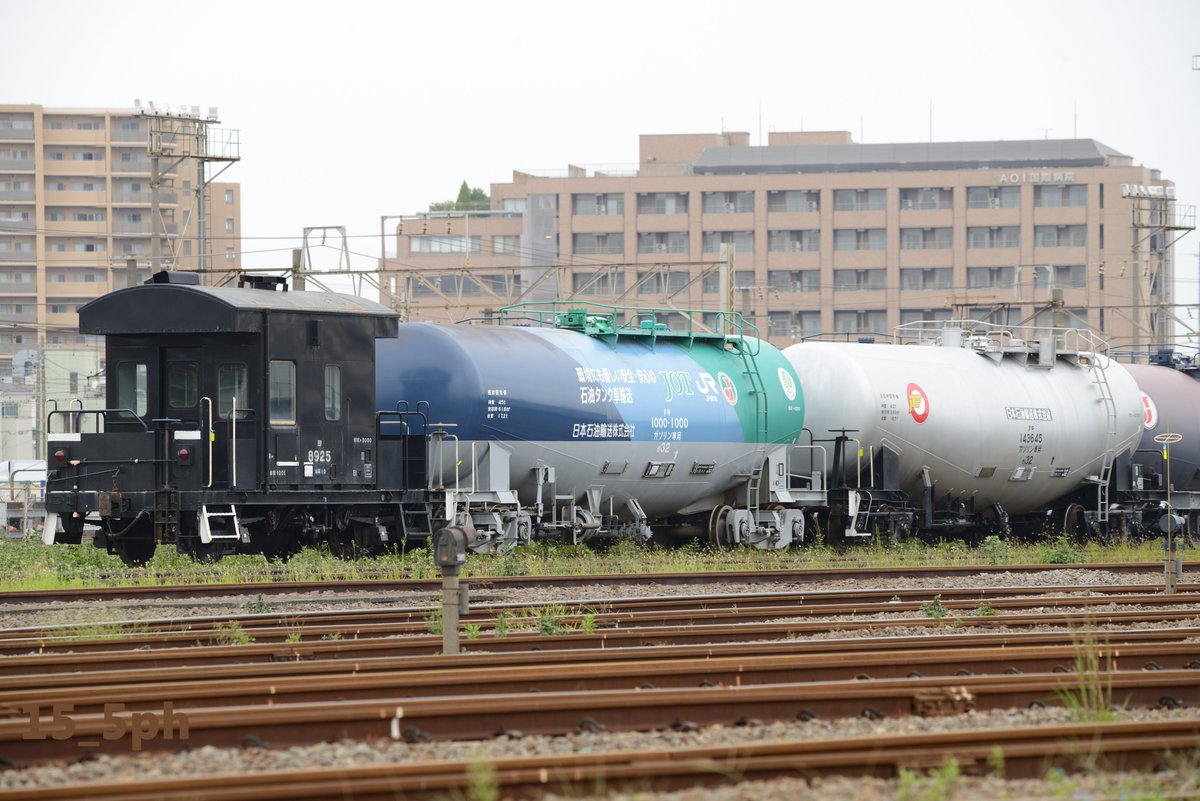 15_5PH's tweet photo. 川崎貨物駅の仕分け線に、明らかに仕組まれたァゃしぃ編成が留置されていたのを確認したのが9/23のことでした。
いつもの様に川貨で行ったら今日出しみたいだったので、サイドが目立つように多摩川の土手から撮影しました。上手いことヨ以下が刺さらずに決まりました。

2026.9.26
8765レ https://t.co/MACJ0zU6ax