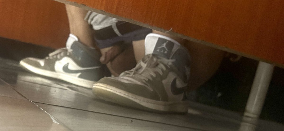 zik1648737668's tweet photo. 188 穿aj的男大  午休期间在厕所🦌 有拍撸的视频可惜最后快射的时候站起来撸了 因为太高了不敢从上面拍  本来想拍个背影的结果回头看了我一眼。。。 https://t.co/49LXCvPt1P