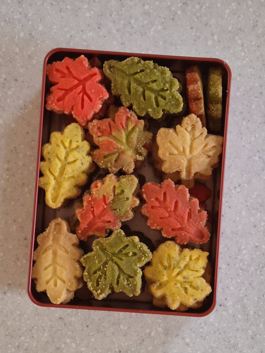 damh_1110's tweet photo. 쿠키상자에 차곡차곡 가을을 담아봐요 
알록달록한 낙엽 사브레 쿠키 ~ 🍁 https://t.co/sAtIGJ3MBT