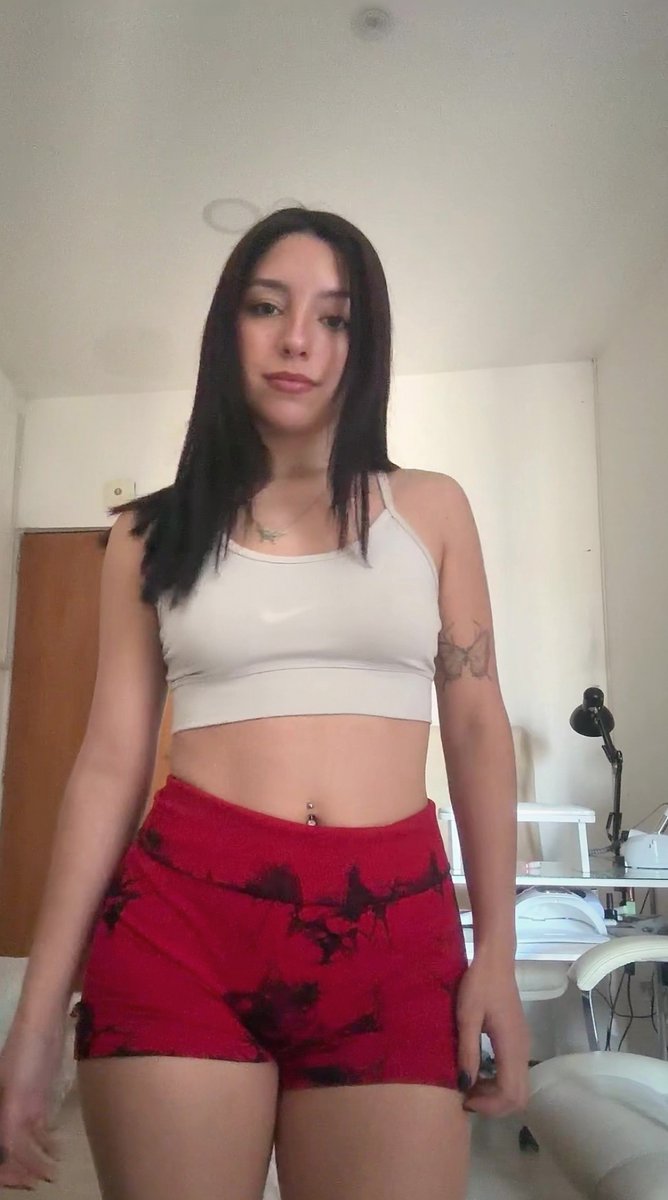 wavedarlingg5's tweet photo. channeling major main character energy ✨💅 https://t.co/RbNLhkxled