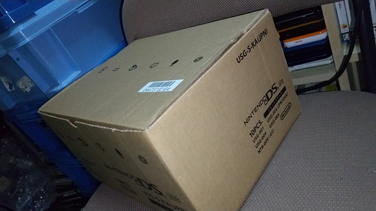 poru16800's tweet photo. というわけで…

激レア！
DS Liteのカートンボックスを手に入れました！！
当時工場からお店に新しいDS Liteを運ぶときに使われた箱です！
今回手に入れたのはジェットブラックとノーブルピンクの2種類です！
ピンクのほうは入ってた本体のシリアルが全部書かれてました https://t.co/SV1InjWHU6
