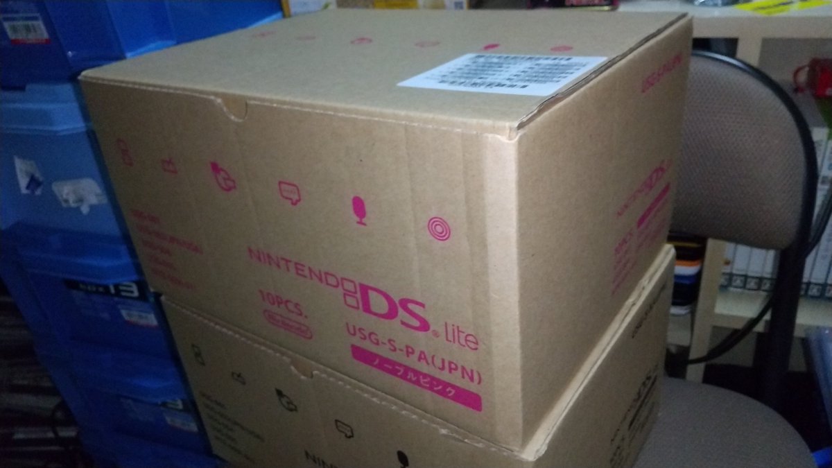 poru16800's tweet photo. というわけで…

激レア！
DS Liteのカートンボックスを手に入れました！！
当時工場からお店に新しいDS Liteを運ぶときに使われた箱です！
今回手に入れたのはジェットブラックとノーブルピンクの2種類です！
ピンクのほうは入ってた本体のシリアルが全部書かれてました https://t.co/SV1InjWHU6