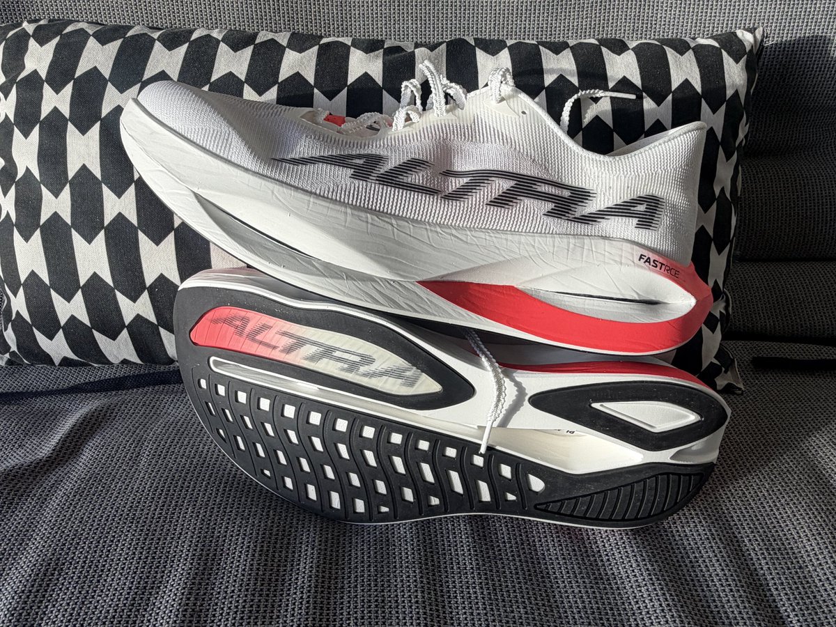 braapais's tweet photo. New shoe day. Let’s try it. #altra https://t.co/JgTALYREI3