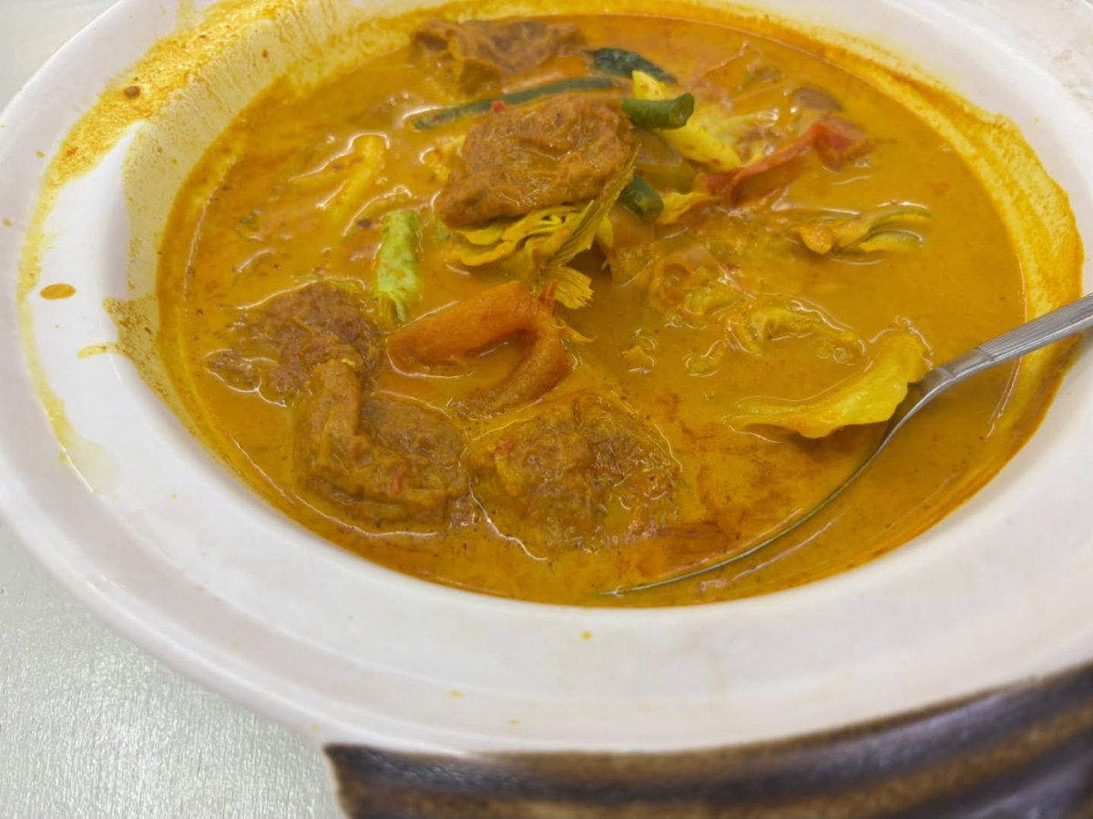 RivaProthero's tweet photo. Dinner: curry fish head and lala 
Lala: 3/10 
Curry fish: 7/10 https://t.co/hbcHmlPi7G