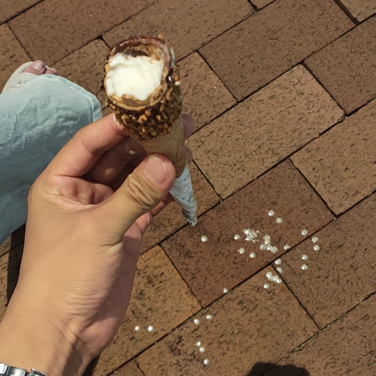 t_t_tora's tweet photo. イタリアから来たジェラート食べようとしたらキング・クリムゾンされました https://t.co/v4adtIVdgA