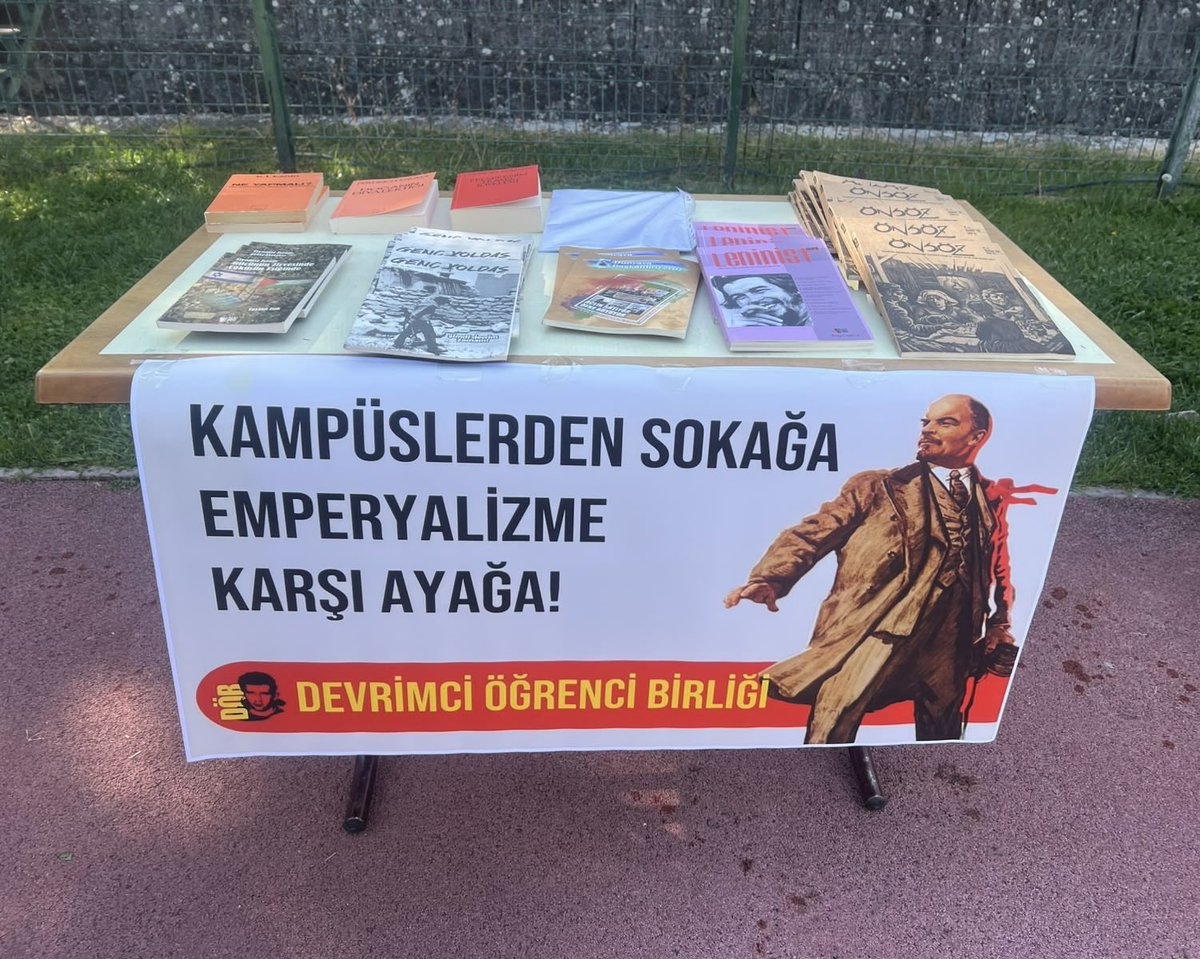 Devrimciob6's tweet photo. 📍ODTÜ

Öğrenci toplulukları tanıtım gününde biz de Devrimci Öğrenci Birliği olarak standımızı açtık. Kampüslerde öğrenci gençli��e yönelik kuşatmayı kırmak için sen de standımıza davetlisin Hocam! https://t.co/5roax418o6