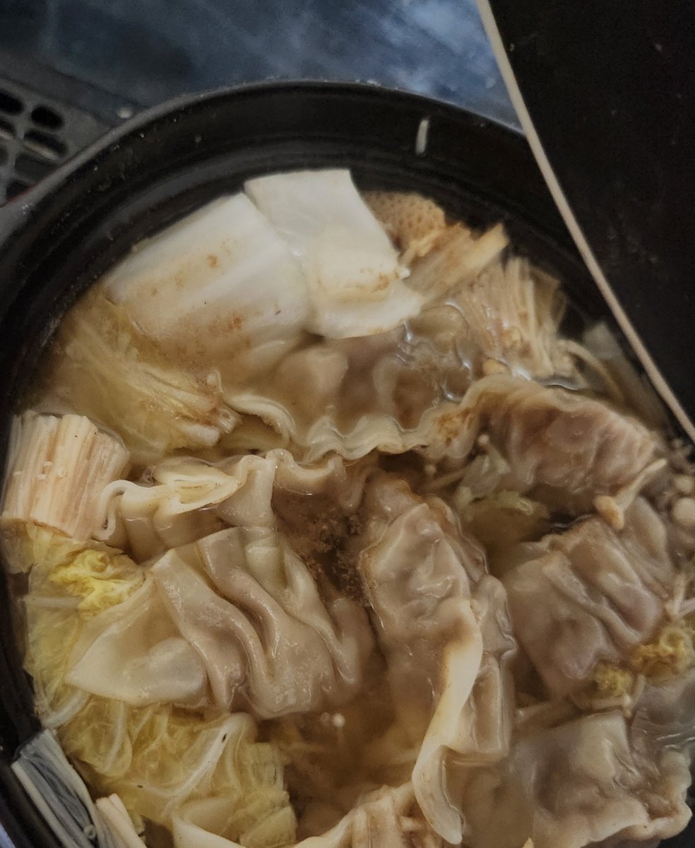 baba_140305's tweet photo. 古戦場の休憩で梅干し入水餃子鍋作りました🥟🍲 https://t.co/xwVCxpNyid