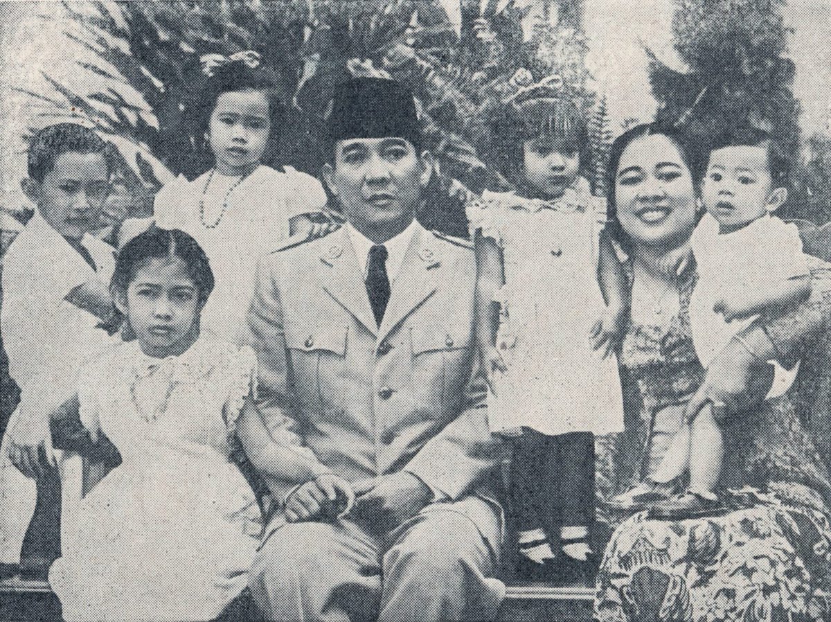 BazarinaS75320's tweet photo. Innalillahi wa innailahi rojiun
Semoga Allah menerima amal beliau dan mengampuni dosanya..Aamin

Guruh adalah putra bungsu dari Sukarno dengan Fatmawati

Di foto tahun 1954 (masih berumur 1 tahun), Guruh digendong oleh Ibunya Fatmawati.

Guntur : paling kiri
Megawati : duduk sebelah Sukarno
Rachmawati : belakang Megawati
Sukmawati : diapit Sukarno dan Fatmawati
Guruh : digendong Fatmawati

Sumber : Bung Karno Penjambung Lidah Rakjat Indonesia