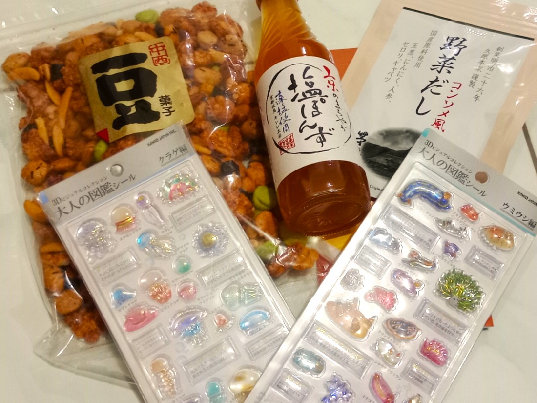 moglindo's tweet photo. 日本からの✈️嬉しいお土産🎁
塩ぽんず🍊&amp;茅乃舎の野菜だし✨&amp;食べ始めたら止まらない大入り豆菓子🫘そしてかわいい立体シール”大人の図鑑・海シール”🪸
ありがとうございます🙇
#日本土産 
#京のまろやか塩ぽんず
#茅乃舎だし 
#KAYANOYA
#中西豆菓子
#大人の図鑑 https://t.co/j69OdfxsD7