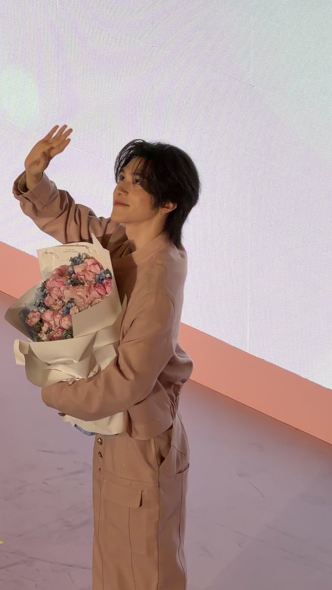 TiraSahar's tweet photo. Aaaawww sayang Hendery, dia nak pose with flowers for all of us 🥹 a prince indeed 

#IN2ITXHendery https://t.co/RwxdZLqOtW