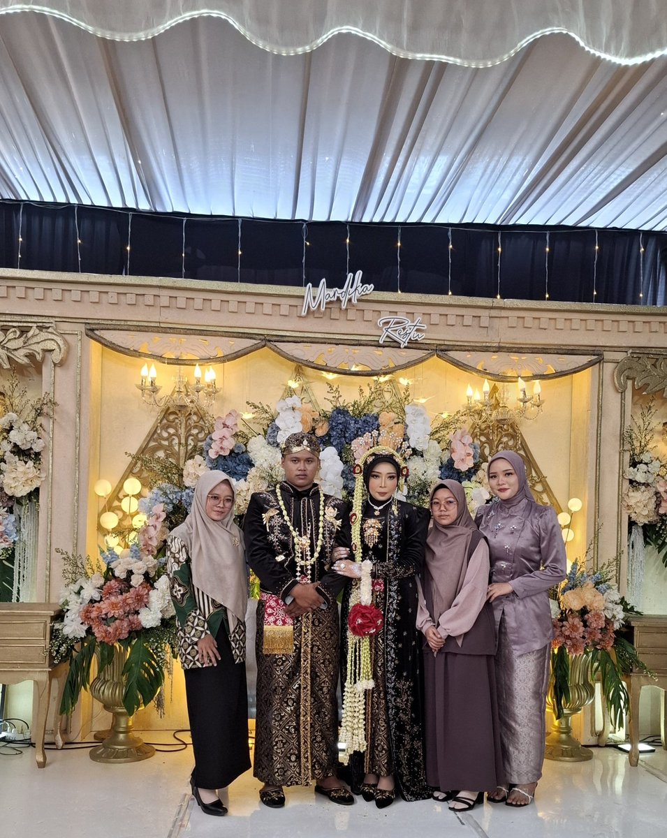Diyahh10's tweet photo. "Barakallahu lakuma wa baraka 'alaikuma wa jama'a bainakuma fii khair Mbk Mardika &amp; Mas Restu.Semoga Allah melimpahkan rahmat dan menjadikan keluarga kalian sakinah, mawaddah, warahmah."

                      💕_26-09-2026_💕 https://t.co/bhNTHRWvQw