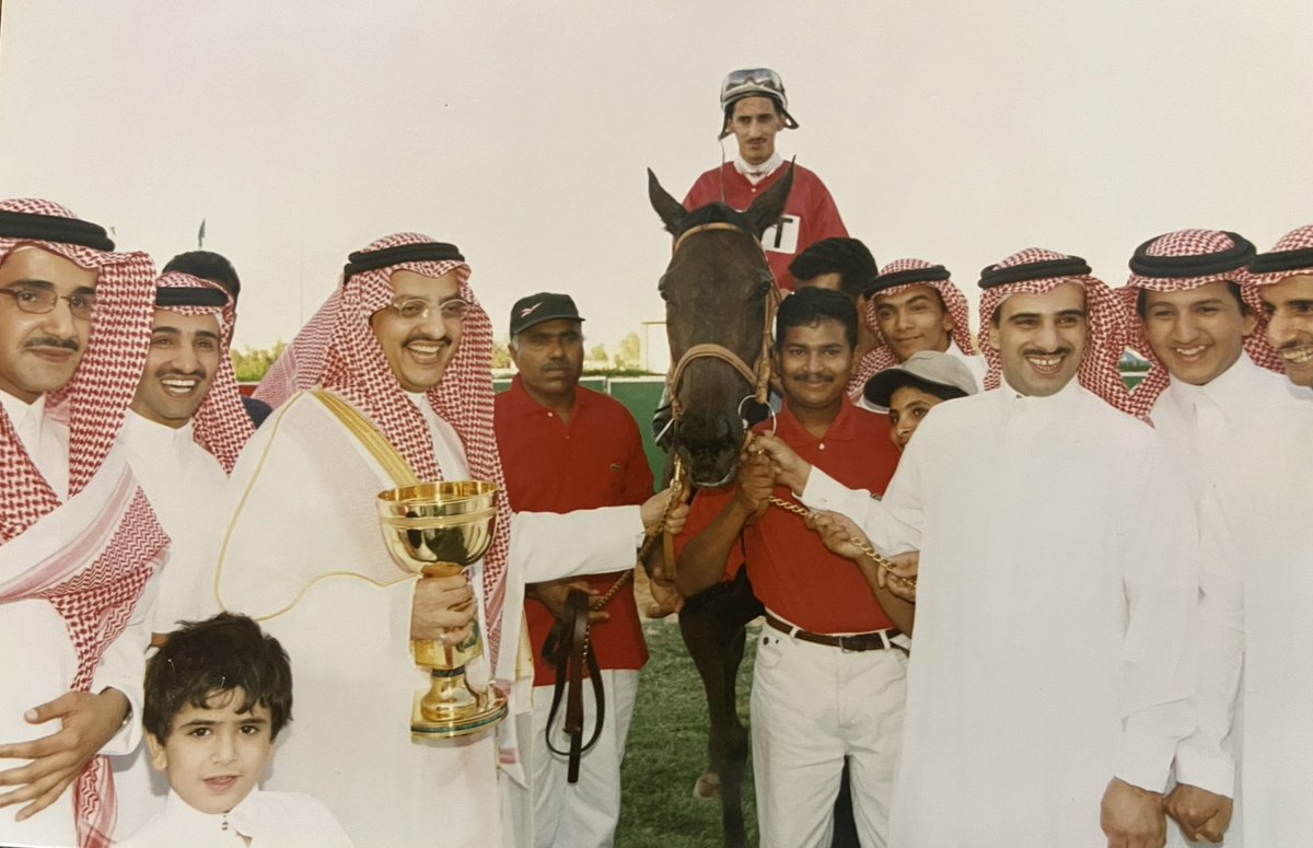 ali_alsehaiman's tweet photo. 📸 : صورة من ذاكرة

#الفروسية_السعودية

•للأمير/
فيصل بن خالد بن عبدالعزيز

•وهو يتسلم من أخيه الأمير/
متعب بن عبدالله بن عبدالعزيز
 🏆 كأس نادي الفروسية بعد فوز الفرس حزوى

•تحت قيادة الخيال لويس دياز

•تدريبات المدرب جون فيتش

في #ميدان_الملز https://t.co/0Cf2PP2VL5