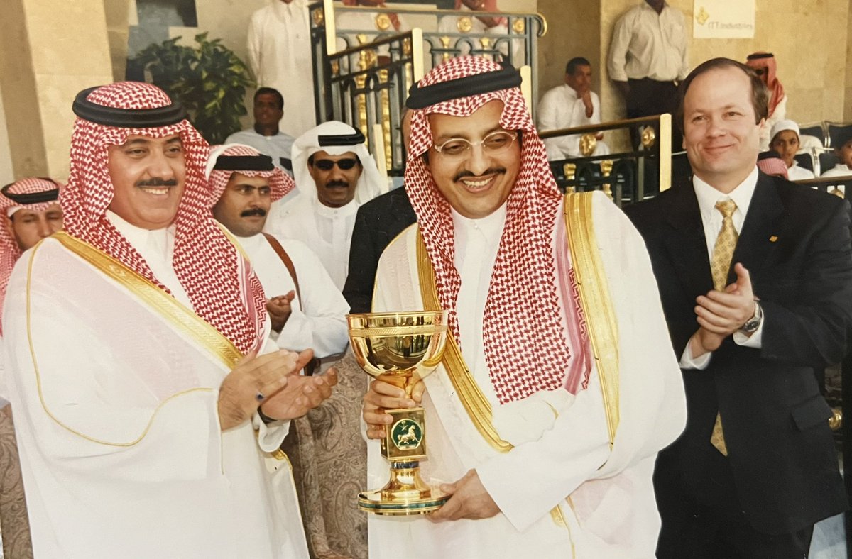ali_alsehaiman's tweet photo. 📸 : صورة من ذاكرة

#الفروسية_السعودية

•للأمير/
فيصل بن خالد بن عبدالعزيز

•وهو يتسلم من أخيه الأمير/
متعب بن عبدالله بن عبدالعزيز
 🏆 كأس نادي الفروسية بعد فوز الفرس حزوى

•تحت قيادة الخيال لويس دياز

•تدريبات المدرب جون فيتش

في #ميدان_الملز https://t.co/0Cf2PP2VL5