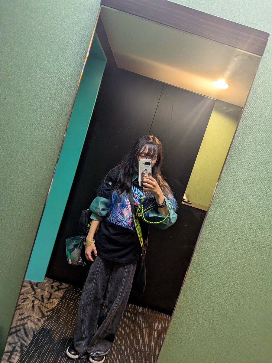 maccya_purin's tweet photo. 袖まくっちゃってダサくなってるけど、こんな格好です🙆‍♀️
これぶらさげてます〜 https://t.co/gwrEXv6PZk