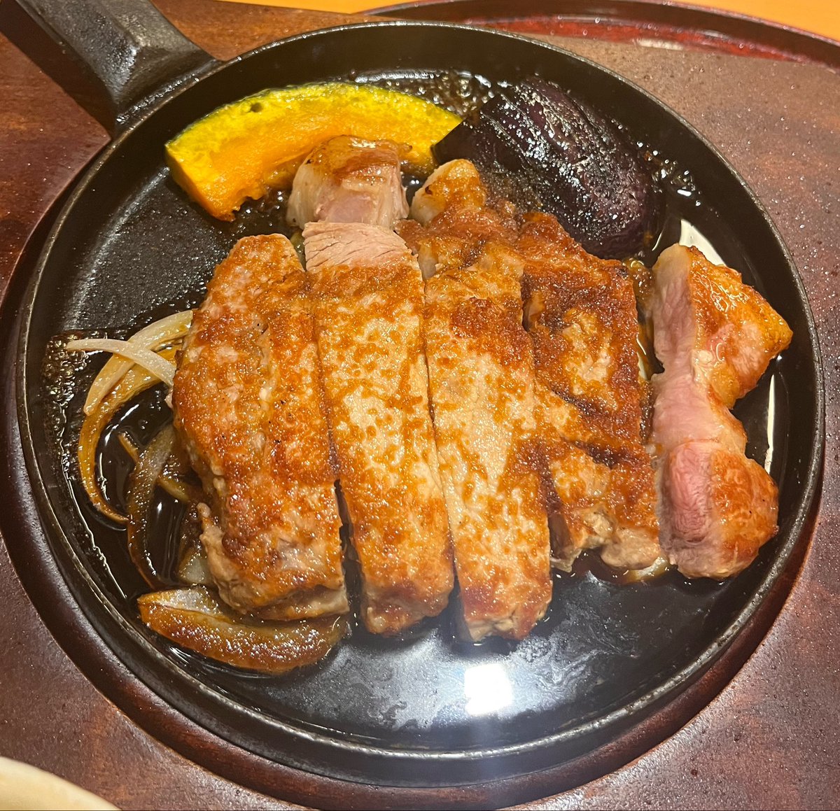 kenboh_ramen's tweet photo. 今日の昼御飯は

とんかつやまと(田原市)さんへ

保美豚のリブステーキ ￥2750

一口目からの保美豚の脂と肉の旨みが溢れる最高の一品

ごちそうさまでした🙏
#とんかつ https://t.co/zCngAOngsN
