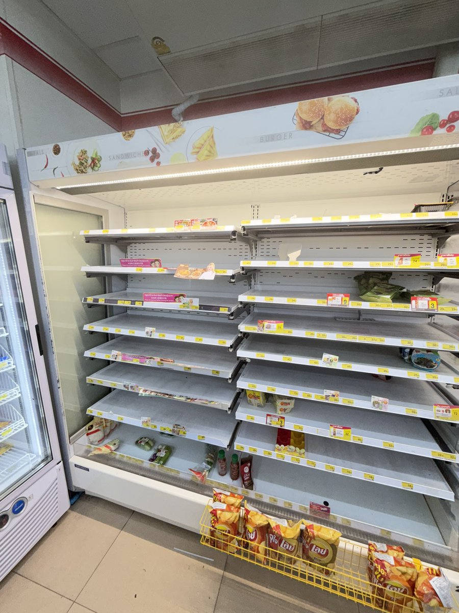 RennaPyschow's tweet photo. กี้ดด555555555 เซเว่นหน้าหอหนู ไม่เหลือแล้ว หิว😭😭😭 https://t.co/vy9yx4fNfU