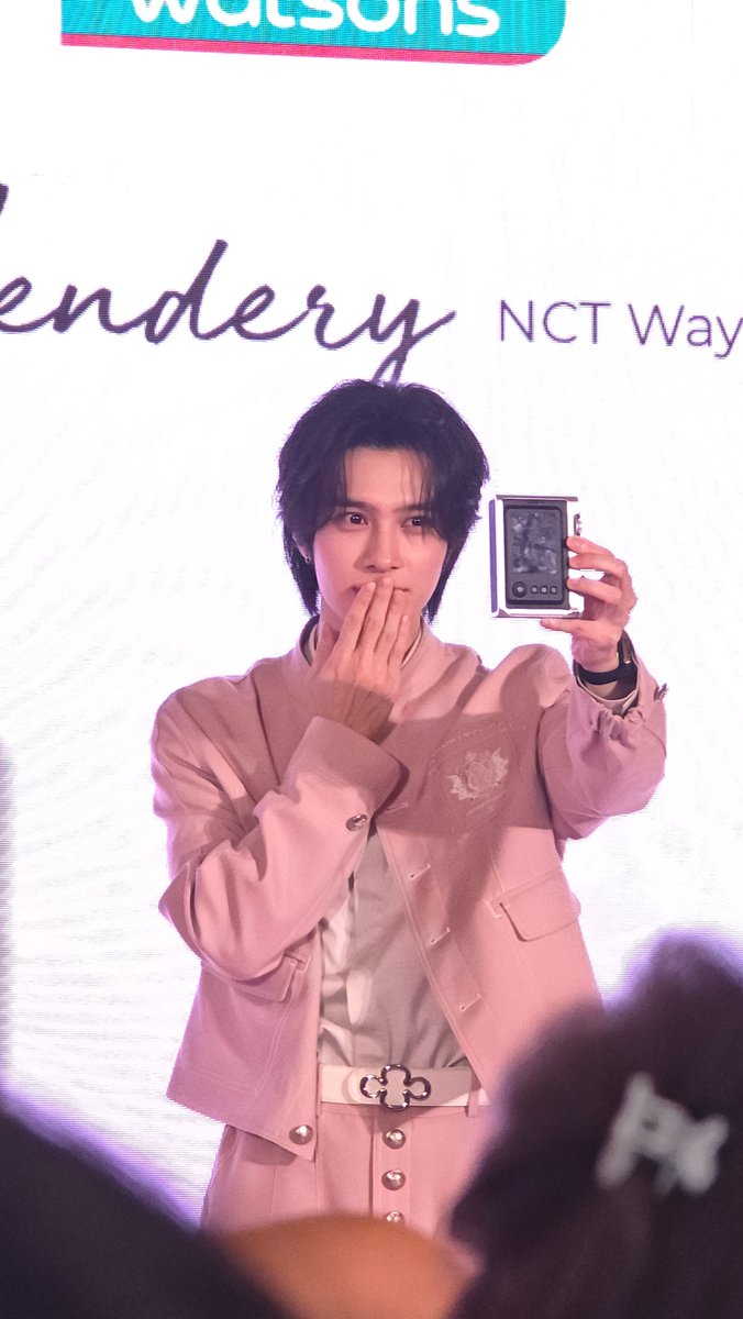 goKPOP's tweet photo. The selfie moment that had us scream our lungs out 😚

#IN2ITMALAYSIA #IN2ITCOSMETICSMY #IN2IT25THANNIVERSARY #IN2ITXHENDERY #HENDERY #WayV_HENDERY #HENDERYinMY https://t.co/4gLmsyPThK
