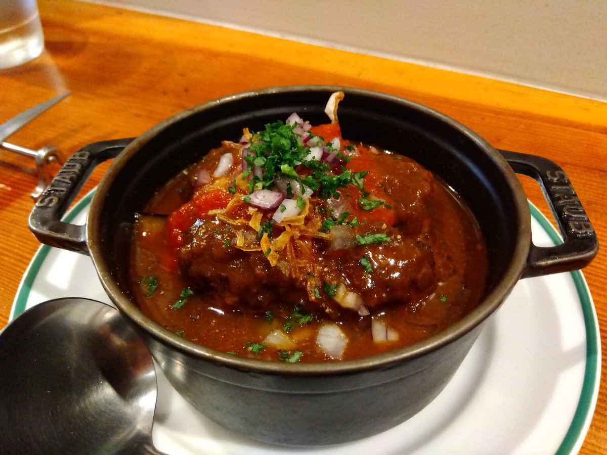 Eva19800706's tweet photo. 久々にキュイエールさんでランチ。今日は空いてた。珍しい。旦那ちゃんはハンバーグカレー、私はポークカレー。ポークはホロホロ。煮リンゴが入っています。今日もとってもおいしかったです♪ https://t.co/zd9IqrAe7H